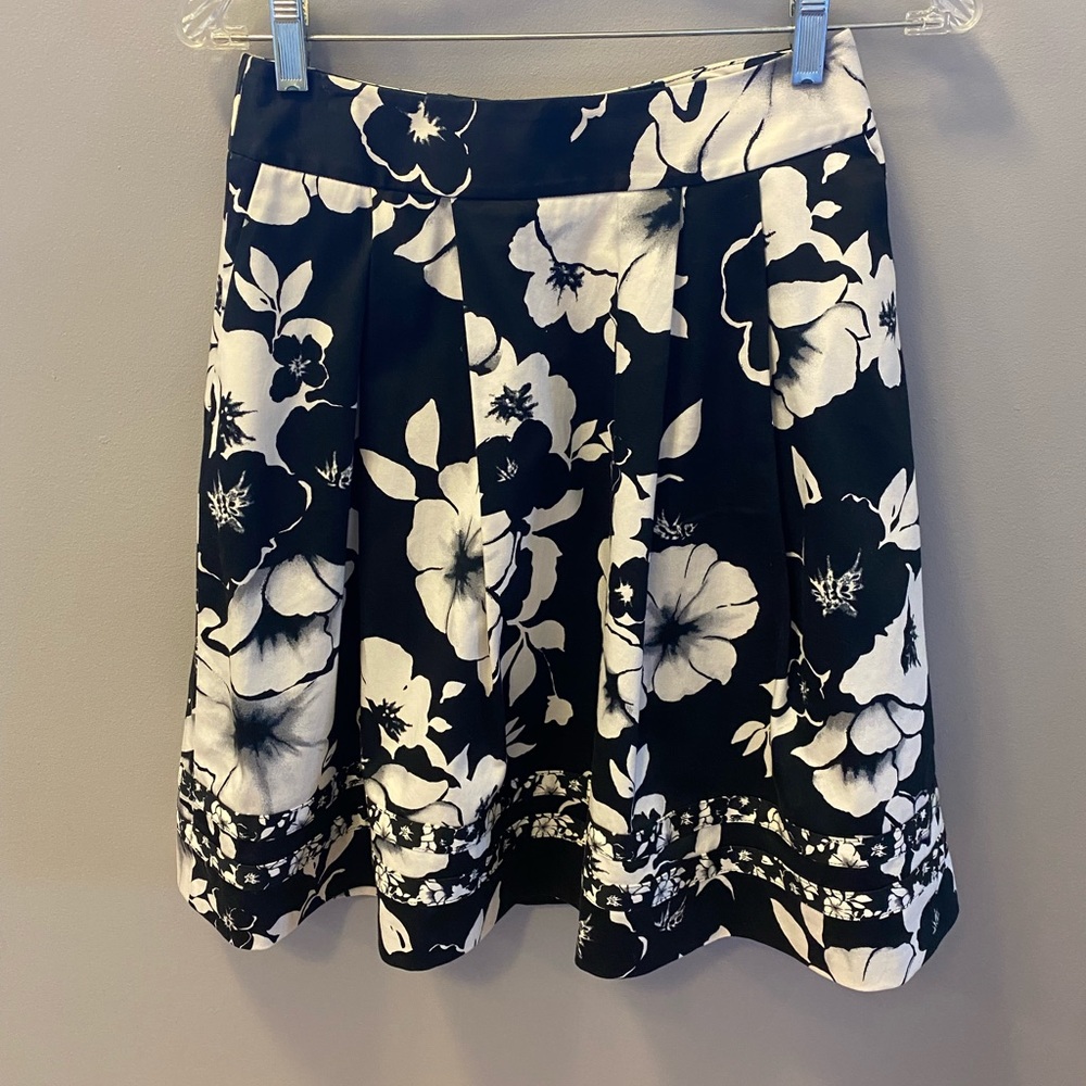 WHITE HOUSE BLACK MARKET size 0 floral skirt with zipper & liner WITH POCKETS!!